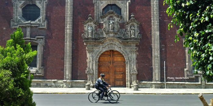 Monuments and corporate towers in Reforma Avenue, by GentleTours